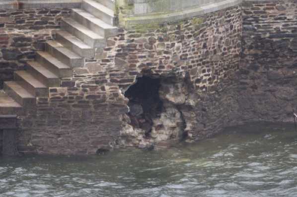 07 October 2019 - 09-16-25.jpg
There appears to have been a weak spot on the Kittery Court landing wall. Storm and tide have done their bit and now series repairs are needed for the hole in the wall in Kingswear.
#RiverDartTides #KitteryCourtKingswear